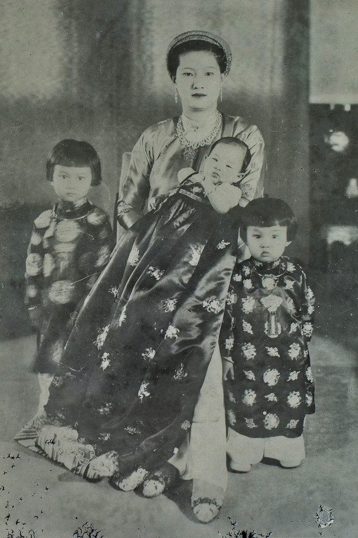 Nam Phương Hoàng hậu bên các con. Bức ảnh được đăng trên tờ Indochine hebdomadaire illustré năm 1942.