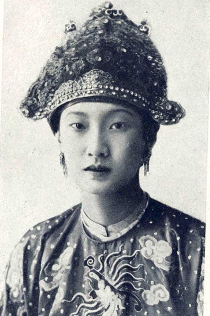 Hoàng hậu Nam Phương mặc triều phục năm 1939. Ảnh: Le Monde colonial illustré.