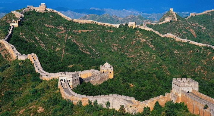 Vạn Lý Trường Thành là công trình quân sự dài hơn 8.000 km của Trung Quốc nhằm ngăn chặn các cuộc tấn công xâm lược của giặc ngoại xâm.