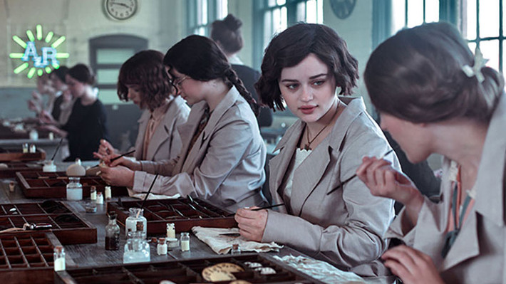 Trước sự đau yếu, bệnh tật và cái chết của nhiều người, nữ công nhân nhận ra tác hại của công việc tưởng chừng như vô cùng đơn giản mà họ làm bấy lâu. Do vậy, những nạn nhân đâm đơn kiện Tập đoàn Radium. Những vụ kiện này kéo dài nhiều năm trước khi nạn nhân nhận được bồi thường.