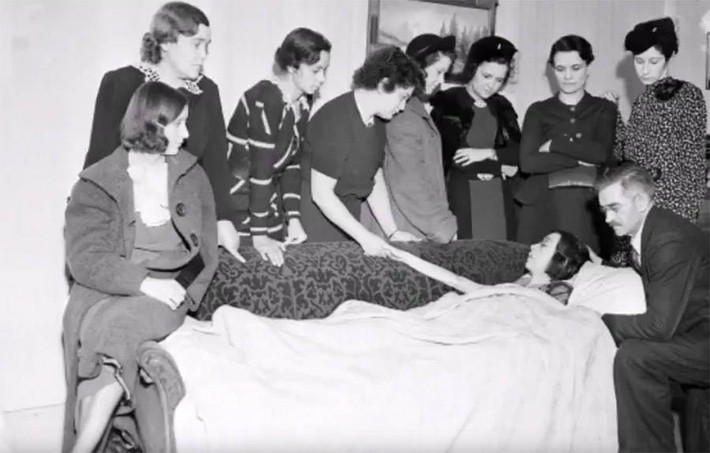 Tuy nhiên, tác hại của việc phơi nhiễm radium nhanh chóng bộc lộ khi sức khỏe của các nữ công nhân ngày càng trở nên tồi tệ.