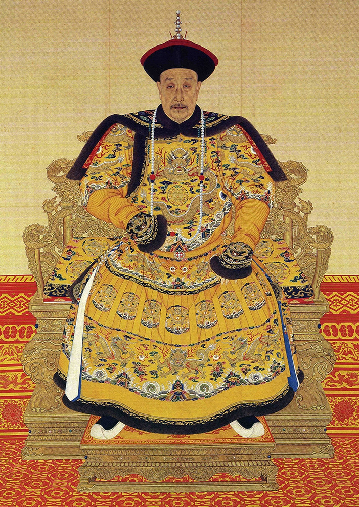 Vào năm 1799, Càn Long băng hà. Tang lễ của ông được tổ chức long trọng trước khi thi hài được đặt trong Dụ Lăng ở Tuân Hóa, thành phố Đường Sơn, tỉnh Hà Bắc. Ông hoàng này được tùy táng cùng nhiều bảo vật, của cải giá trị.