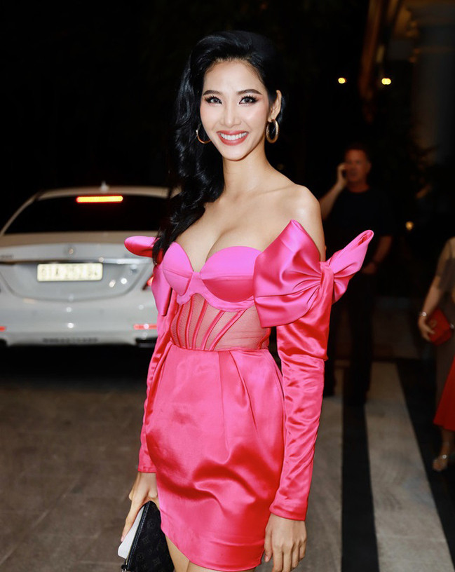 Trong tiệc cưới của Á hậu Thúy Vân, người mẫu Hoàng Thùy xuất hiện với bộ đầm hồng rực rỡ, khoe thềm ngực gợi cảm. Cô nhanh chóng trở thành đề tài gây tranh cãi trên mạng xã hội.