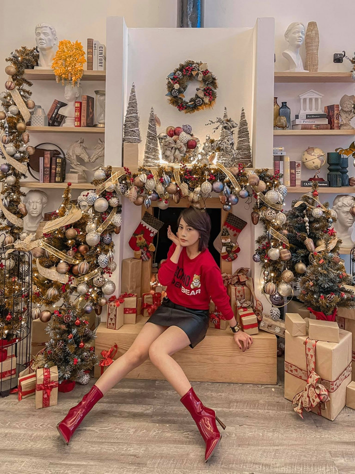 Đón Noel cận kề, Phương Oanh phối đồ sành điệu với áo đỏ, giày đỏ nổi bật.