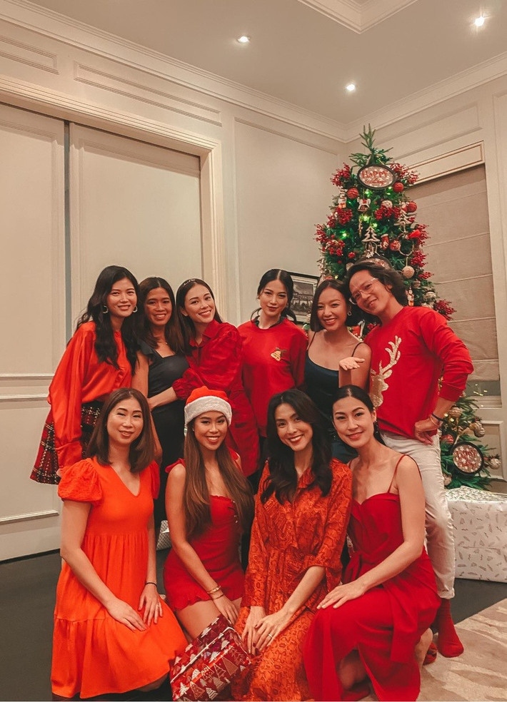 Cả gia đình Tăng Thanh Hà đón Giáng sinh sớm cùng người thân, bạn bè. Các thành viên cùng mặc áo tông màu đỏ - đen, đội mũ Noel.
