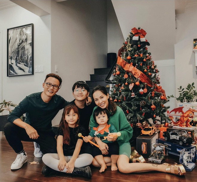 Ca sĩ Hoàng Bách cùng vợ và các con lưu giữ khoảnh khắc hạnh phúc trước thềm Giáng sinh. Ảnh: IG, FB.