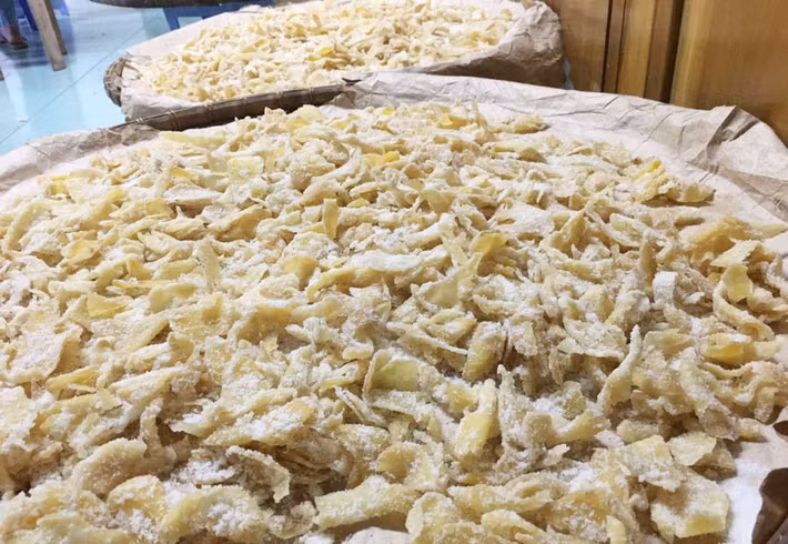 Gừng sau khi được lấy từ cầu Tuần về được người dân mang đi cạo sạch vỏ rồi bào thành từng lát mỏng ngâm với nước vo gạo để giảm bớt độ cay của gừng. Gừng thái lát mỏng được rửa sạch, vớt để ráo nước trước khi bỏ đường vào. Sau đó, đun nước sôi luộc gừng cùng với một ít chanh.