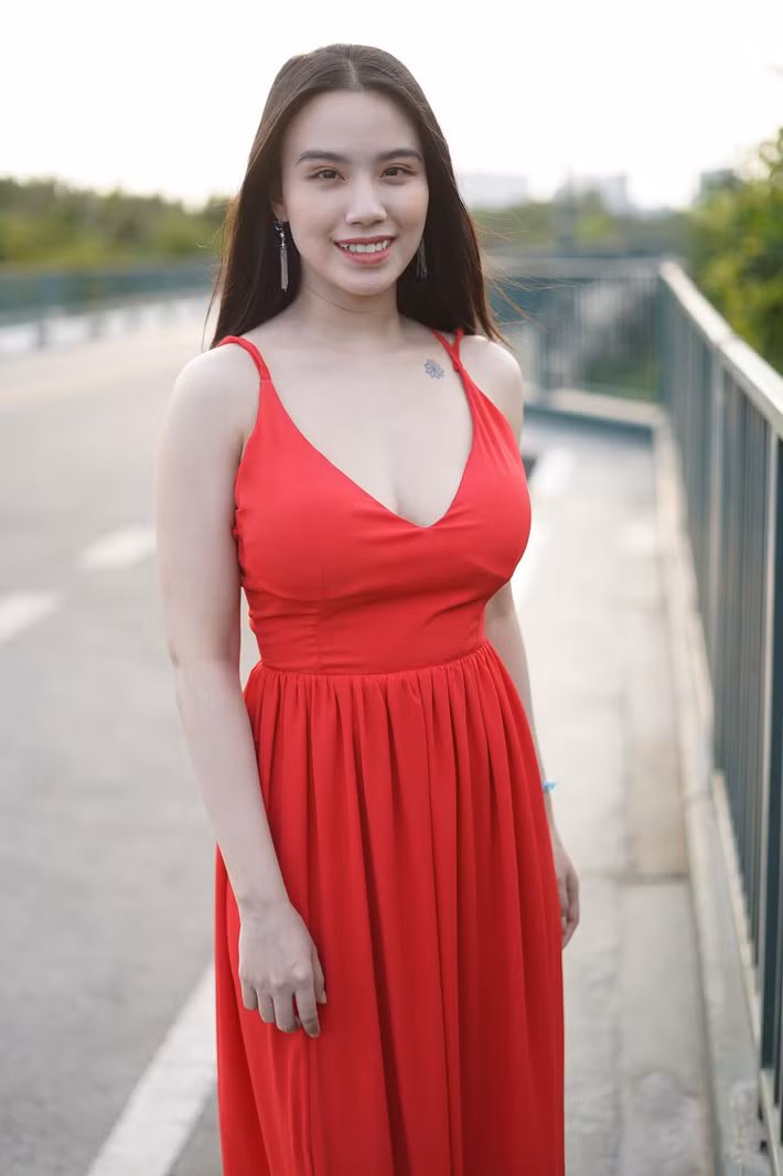 Với lợi thế vòng một "khủng", Linh Miu không ngại diện các kiểu đầm trễ nải sexy.