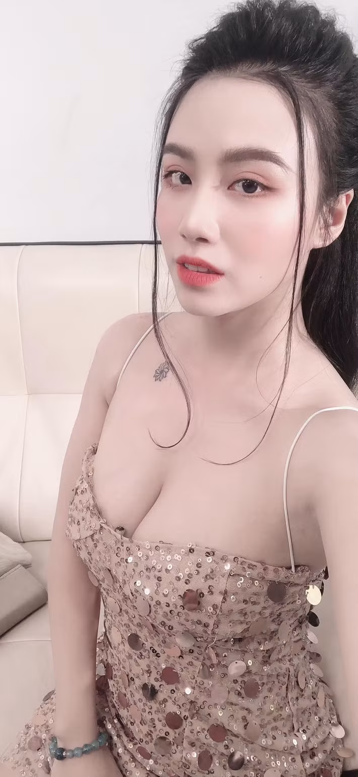 Không những thế, trên phim, Linh Miu còn được mệnh danh là 'thánh nữ' chuyên đóng cảnh nóng khiến cái tên của cô nổi danh trên mạng xã hội. 