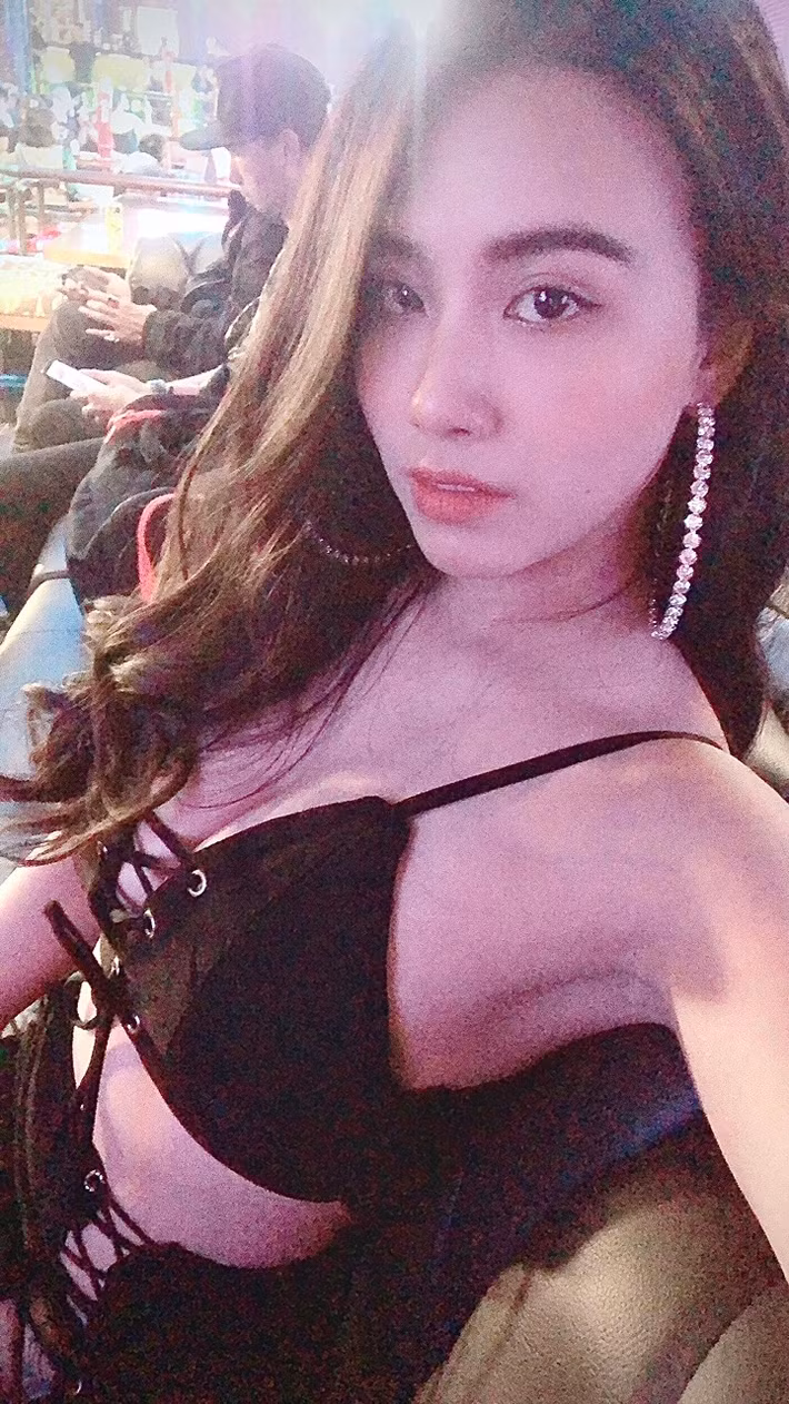 Vì cách ăn mặc gợi cảm và những clip hài đầy rẫy những cảnh nóng, Linh Miu đã phải hứng chịu không ít chỉ trích từ khán giả.