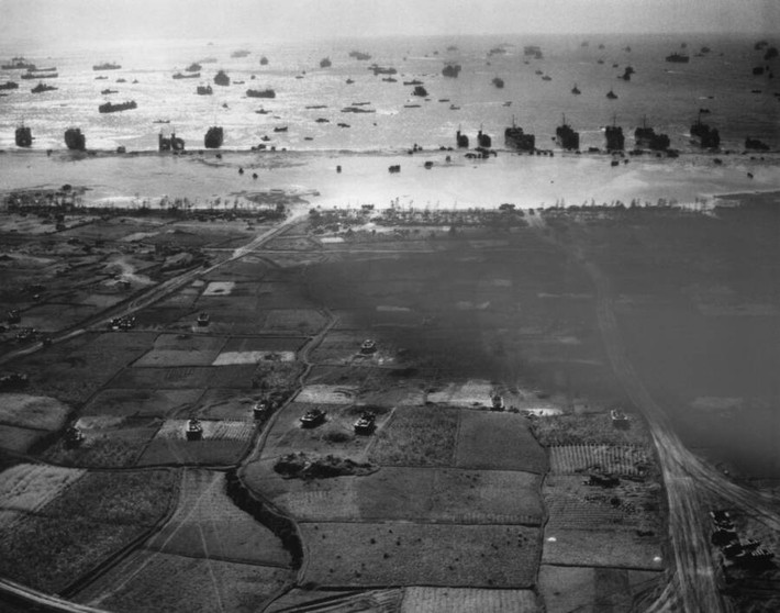 Để giành được thắng lợi, quân Đồng minh tổn thất khá lớn: khoảng 7.374 lính thiệt mạng, 31.807 người thương vong, 239 trường hợp mất tích, 225 xe tăng bị phá hủy, 34 chiến hạm bị chìm... Trong ảnh là hàng loạt tàu chiến, tàu đổ bộ của quân Đồng minh tiến vào bờ biển Okinawa.