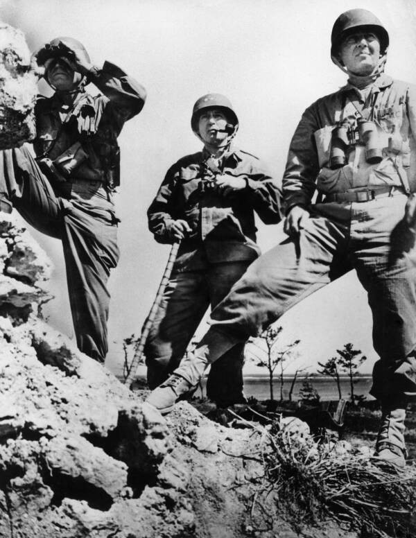 Tướng Mỹ quan sát tình hình thực địa trên đảo Okinawa để lên kế hoạch tấn công các mục tiêu của Nhật Bản.