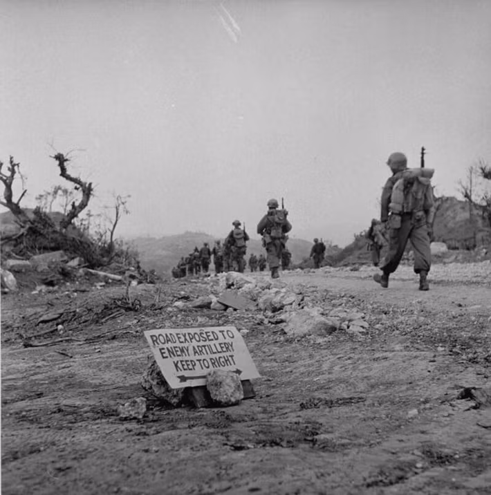 Lính thủy quân lục chiến Mỹ chiến đấu tại Okinawa năm 1945.
