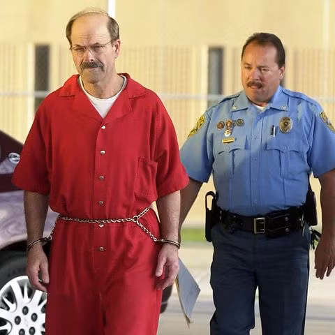 Liên tiếp trong 1 năm, "sát nhân BTK" gửi nhiều lá thư, bản phác họa hay thậm chí là một số món đồ mà gã lấy từ các nạn nhân gửi cho cảnh sát và truyền thông.