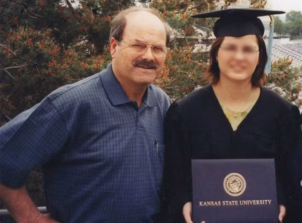 Sinh năm 1945 tại Pittsburg, Kansas, Dennis Rader là tên sát nhân hàng loạt có 2 cuộc sống trái ngược. Một mặt, gã có cuộc sống gia đình hạnh phúc với vợ và 2 con.