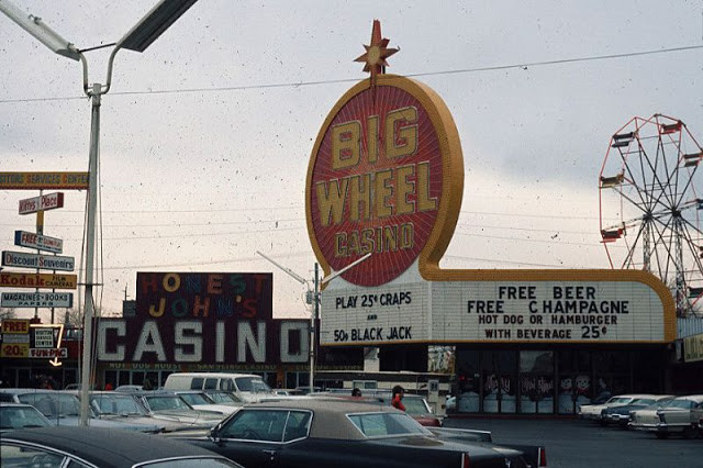 Du khách có thể dễ dàng tìm thấy một casino ở bất cứ con đường nào của Las Vegas để vui chơi.