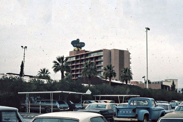 Theo đó, nhịp sống ở Las Vegas vào những năm 1970 luôn sầm uất, náo nhiệt. Các bãi xe luôn chật kín ô tô đỗ.