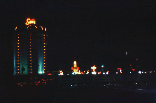 Khung cảnh ấn tượng của Las Vegas khi về đêm để lại ấn tượng lớn đối với du khách.