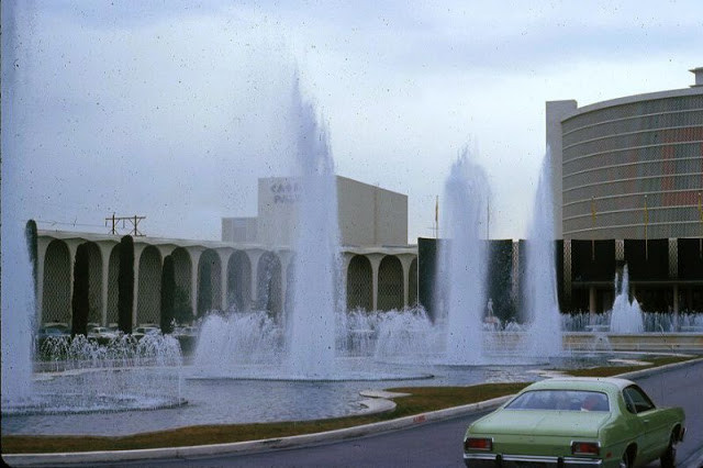 Tất cả các ngày trong năm, Las Vegas luôn náo nhiệt khi diễn ra nhiều bữa tiệc đêm lộng lẫy, sang trọng và các sòng bài xa hoa hoạt động 24/7.