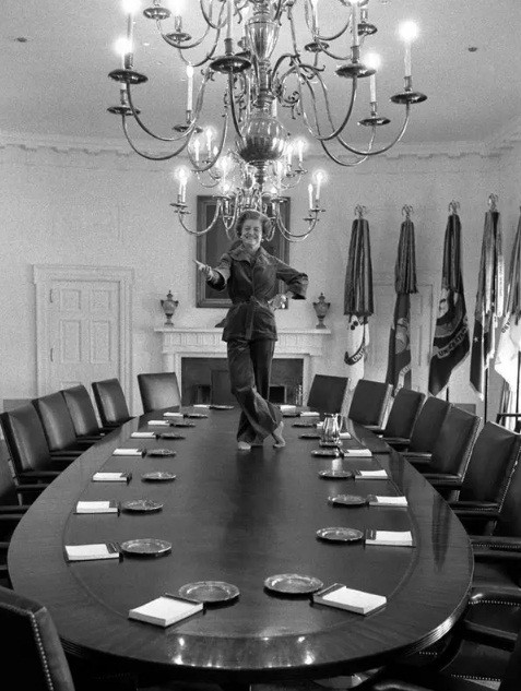 Hình ảnh hiếm thấy Đệ nhất phu nhân Mỹ Betty Ford - vợ Tổng thống Mỹ Gerald Ford - đứng khiêu vũ trên bàn họp trong Nhà Trắng ngày 19/1/1977.