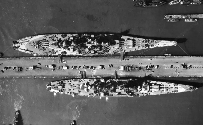 Hai thiết giáp hạm của Mỹ là USS Missouri (BB-63) và USS Alaska (CB-1) neo đậu tại Norfolk, Virginia năm 1944.