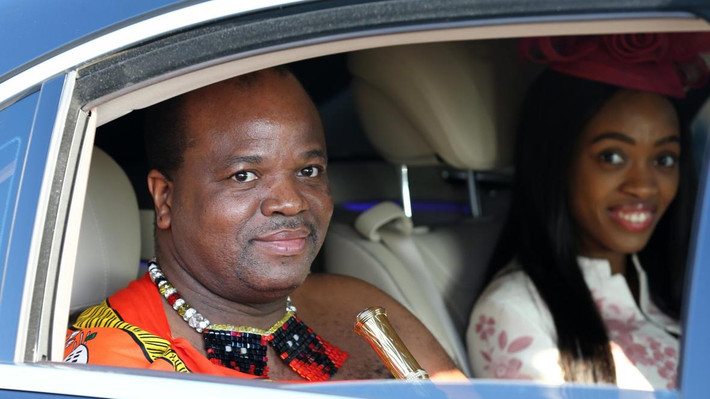 Thêm nữa, Quốc vương Mswati III mỗi năm có quyền cưới cô dâu mới thông qua lễ hội múa sậy (Umhlanga). Những cô gái được vua chọn làm vợ đều là trinh nữ. Đây là tiêu chuẩn chọn vợ quan trọng nhất của Quốc vương Mswati III.