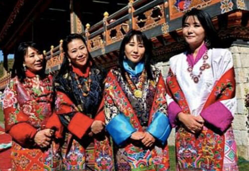 Nhờ cách chọn vợ đặc biệt này, Quốc vương Jigme Singye Wangchuck có gia đình hạnh phúc bên 4 hoàng hậu và 10 người con.