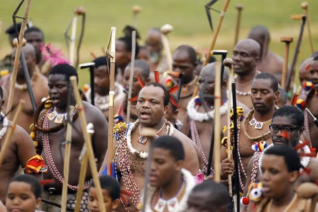 Những người vợ của Quốc vương Mswati III được chọn theo cách khác nhau. Trong số này, 2 người vợ đầu tiên của vua do ủy viên hội đồng quốc gia lựa chọn. Đặc biệt, theo truyền thống, Quốc vương Mswati III chỉ có thể cưới vị hôn thê sau khi họ mang thai, tức là chứng minh họ có thể sinh được người thừa kế.