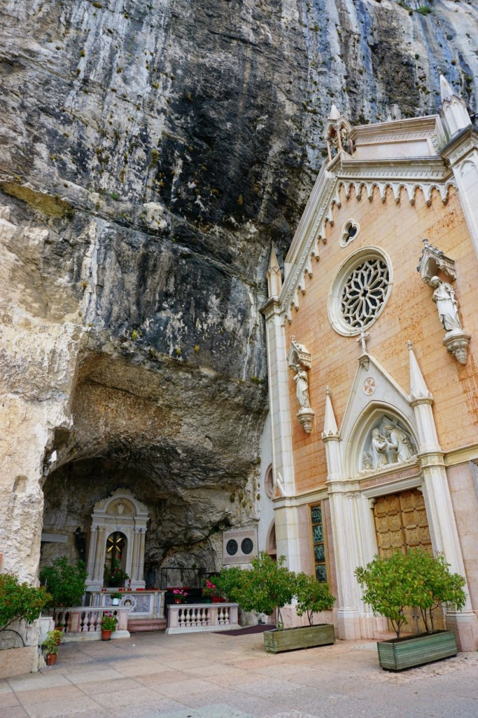 Để đến được thánh đường Madonna della Corona, mọi người đi theo con đường đi bộ với 1.540 bậc thang bằng đá.