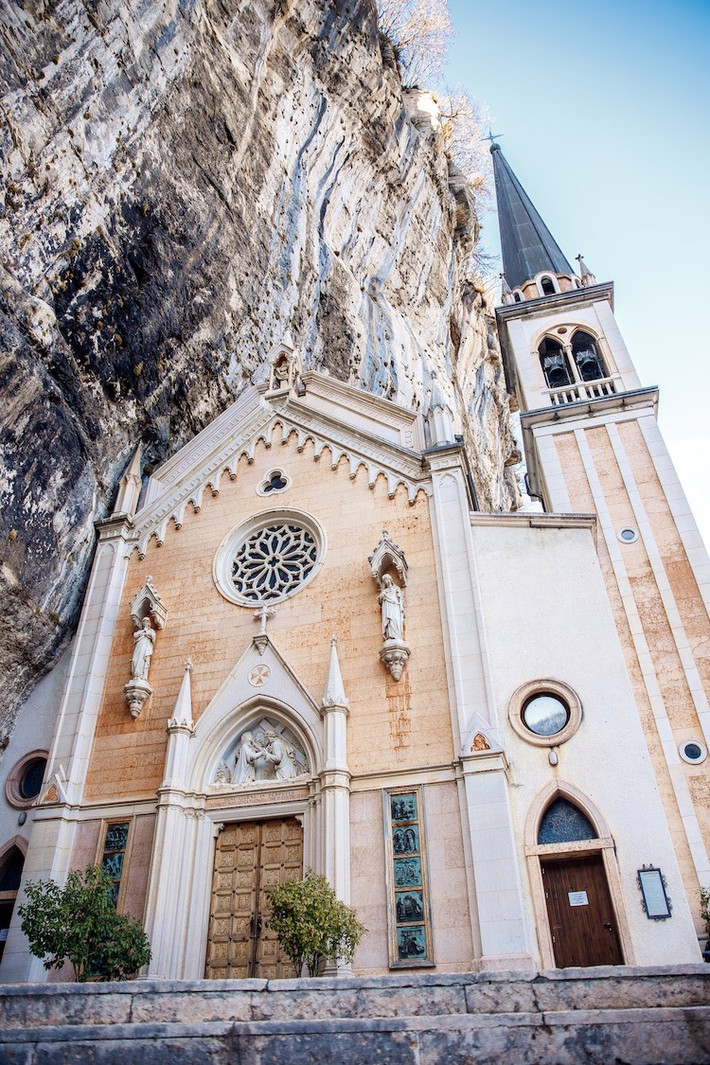 Trong suốt nhiều thập kỷ, thánh đường Madonna della Corona là nơi sinh sống và tu hành của các tu sĩ.