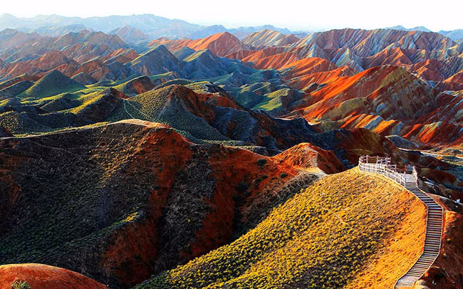 Theo các chuyên gia, những dãy núi đầy màu sắc này được hình thành từ nhiều lớp trầm tích và sa thạch đỏ trong hơn 24 triệu năm.