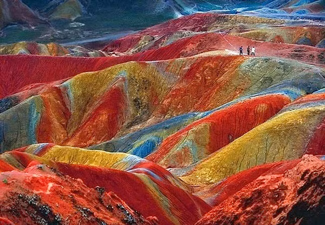 Các nhà khoa học phát hiện những dãy núi 7 sắc cầu vồng đẹp như trong truyện cổ tích vào những năm 1920 - 1930.