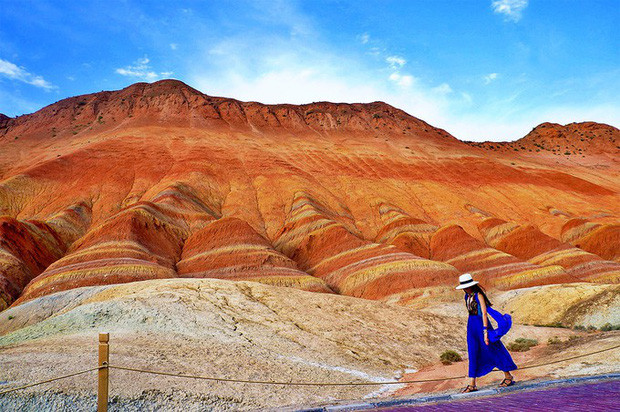 Kể từ đây, số lượng du khách tăng lên khi đến Công viên Địa chất quốc gia Trương Dịch Đan Hà để chiêm ngưỡng vẻ đẹp kỳ ảo tựa chốn thần tiên của những dãy núi cầu vồng.