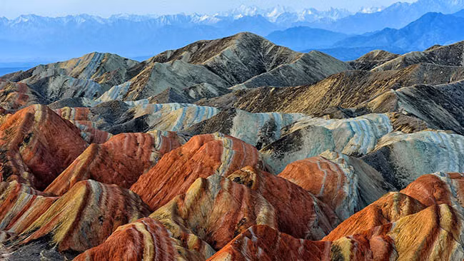 Trải qua thời gian dài và tác động của thời tiết, những lớp đá bị bào mòn và vô tình để lộ ra những đường sọc màu rực rỡ.