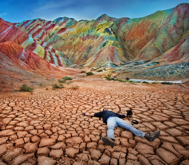 Kế đến, xe đưa du khách men theo những con đường quanh co. Đến nơi, du khách đi bộ theo những bậc thang lên trên để ngắm nhìn vẻ đẹp kỳ thú mà thiên nhiên ban tặng cho vùng đất này.