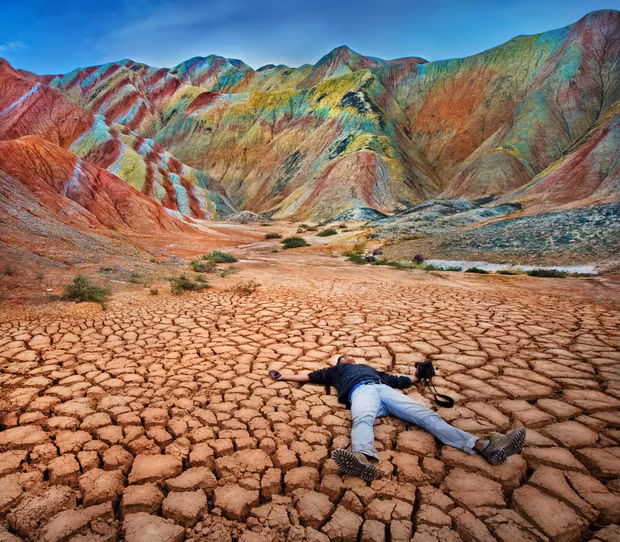 Kế đến, xe đưa du khách men theo những con đường quanh co. Đến nơi, du khách đi bộ theo những bậc thang lên trên để ngắm nhìn vẻ đẹp kỳ thú mà thiên nhiên ban tặng cho vùng đất này.