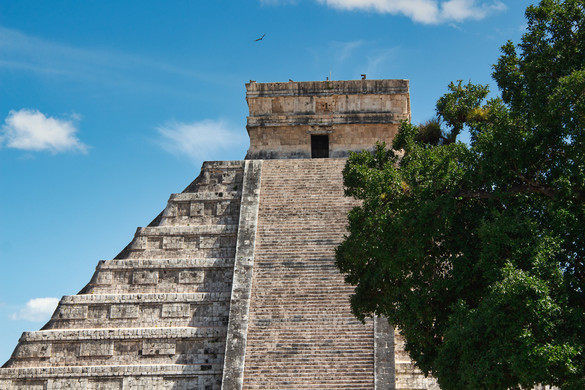 Chính âm thanh bí ẩn này đã "mê hoặc" nhiều chuyên gia, nhà khoa học đến kim tự tháp Kukulkan để tìm ra lời giải cho hiện tượng kỳ bí trên.