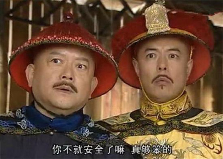 Để có được quyền lực và địa vị lớn trong triều đình nhà Thanh, Hòa Thân cố tình tiếp cận Hoàng đế Càn Long và sử dụng nhiều thủ đoạn để được vua tin tưởng, trọng dụng.