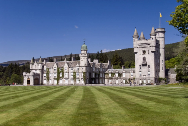 Lâu đài Balmoral nằm ở Scotland thuộc sở hữu của Hoàng gia Anh kể từ năm 1852.