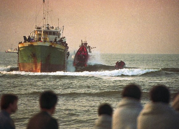 Đằng sau vỏ bọc đó là việc "Chị Bình" xây dựng đường dây đưa người từ Trung Quốc sang Mỹ bằng con đường bất hợp pháp trên những chuyến bay thương mại với giấy tờ tuỳ thân giả.