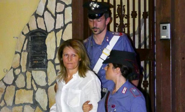 Raffaella D'Alterio trở thành bà trùm mafia khét tiếng Italy. Sau khi người chồng Nicola Pianese bị đối thủ bắn chết, bà trở thành thủ lĩnh của băng nhóm Pianese-D'Alterio kể từ năm 2006.
