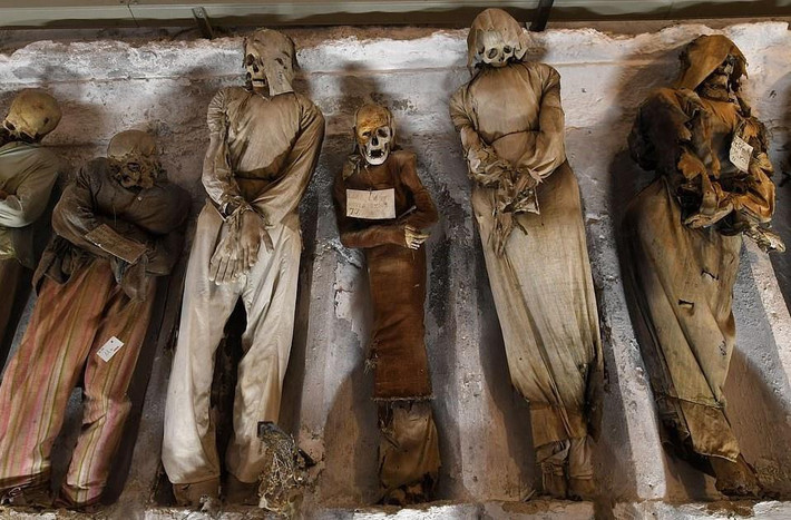 Trên mỗi bộ hài cốt có khoác lên mình những bộ trang phục hé lộ cuộc sống của người đó khi còn sống.