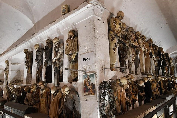 Theo ước tính, hơn 8.000 bộ hài cốt yên nghỉ trong tu viện Capuchin. Số hài cốt này được sắp xếp một cách khoa học trên các bức tường trong tu viện.