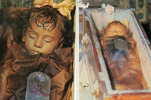 Sau khi qua đời, cha của Rosalia nhờ thợ ướp xác nổi tiếng bảo quản thi hài con gái trước khi đặt xác ướp vào trong quan tài kính ở hầm mộ của tu viện Capuchin.