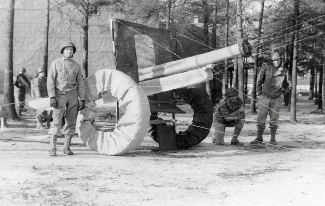 Những thành viên của Lực lượng đặc biệt số 23 chưa từng cầm vũ khí ra chiến trường tiêu diệt phát xít Đức. Thay vì dùng súng, bom, đạn... lực lượng đặc biệt số 23 sử dụng vũ khí là những xe tăng hơi, máy bay cao su, thiết bị khuyếch đại âm thanh và loa.