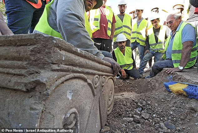 Những đầu cột mới phát hiện được các chuyên giá đánh giá là những cổ vật đẹp và ấn tượng nhất từng tìm thấy.