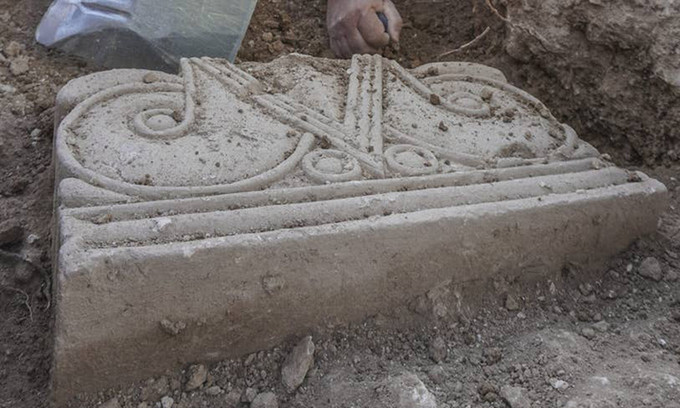 Việc tìm thấy những đầu cột này xếp chồng lên nhau và chôn dưới đất trở thành bí ẩn lớn. Các chuyên gia hiện chưa thể lý giải người xưa giấu chúng như vậy vì lý do gì.