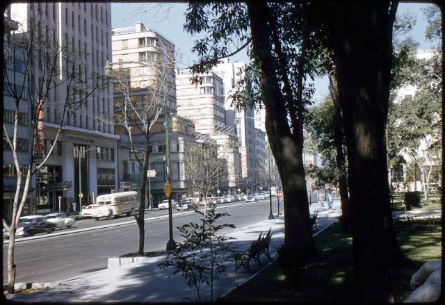 Không chỉ đến các bang của Mỹ, nhiếp ảnh gia Theodore Kross đi du lịch, thăm thú nhiều nơi như châu Phi, New Zealand, Trung Quốc, Hungary... Tại mỗi nơi, ông chụp ảnh về cuộc sống của người dân. Trong số những nơi đã đi, ông Kross gây ấn tượng với công chúng bộ ảnh chụp cuộc sống bình dị của người dân Mexico năm 1957.