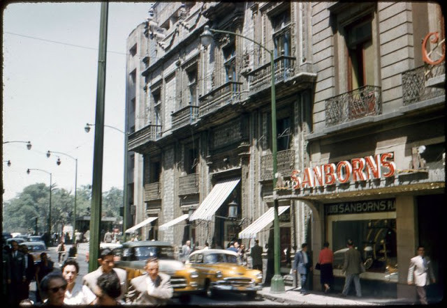 Một con phố ở Mexico City tấp nập dòng người và xe cộ qua lại.