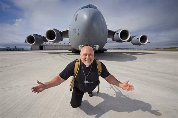 Mục sư Kevin Fast sống ở Canada lập được 21 kỷ lục thế giới tính đến tháng 9/2014. Trong số này, ấn tượng là việc ông kéo chiếc máy bay nặng 208 tấn vào năm 2009.